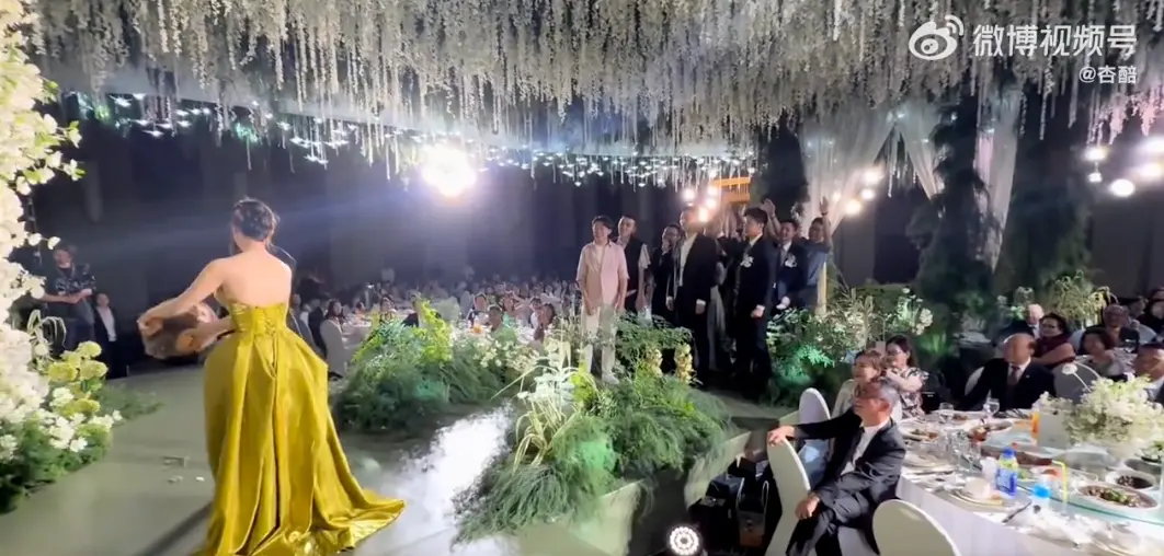 左手Labubu，右手拼好饭，当代消费的冰与火之歌(图2)