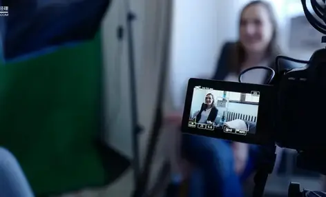 边开直播边做实验，单场卖出2200万，小红书有了00后“一姐 - 云笔网策