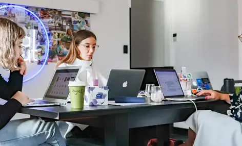 一场“表情包大战”，为何让海尔CEO成了顶流？ - 云笔网策